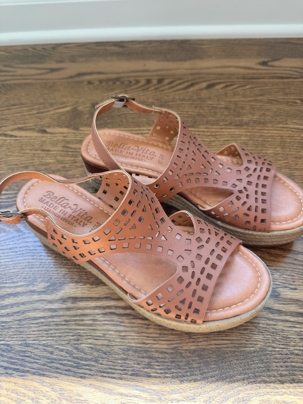NWOT Bella Vita Cognac Laser-Cut Slingback Sandals